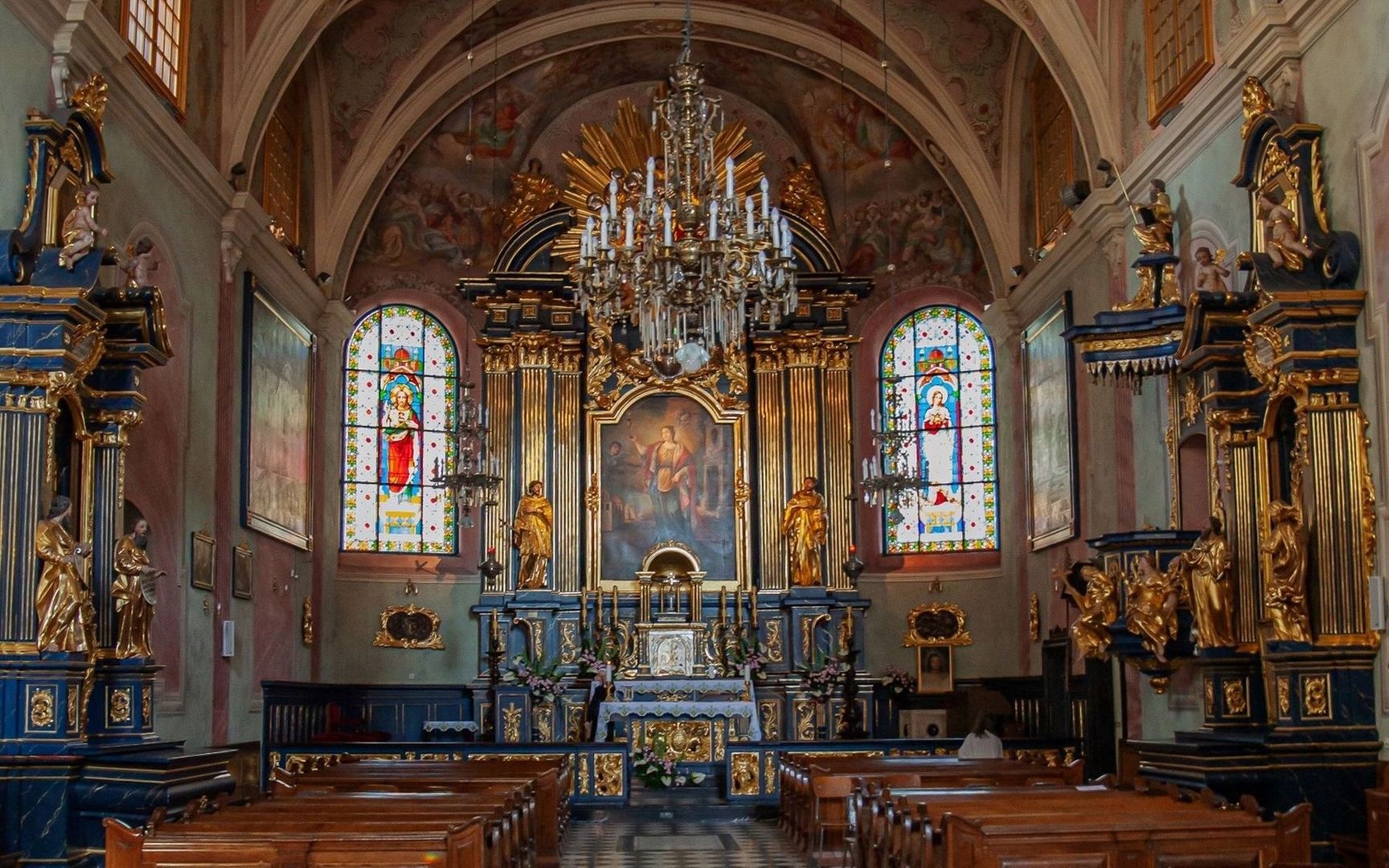 Prunkvoller barocker Kirchenraum mit Altar, Orgel und Buntglasfenstern
